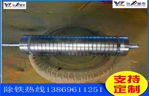 石英砂除鐵磁選機(jī)的性能特點(diǎn)_釩鈦鐵礦石英砂除鐵磁選機(jī)的性能特點(diǎn)型號參數(shù)及磁場強(qiáng)度，石英砂除鐵磁選機(jī)按磁場的強(qiáng)度分強(qiáng)磁除鐵機(jī)和低磁除鐵機(jī)，強(qiáng)磁除鐵機(jī)的磁場強(qiáng)度在12000高斯到15000高斯之間，低磁除鐵機(jī)的磁場強(qiáng)度在3000高斯左右。不同的礦物的則需要不同的選礦設(shè)備，結(jié)構(gòu)性質(zhì)的不同來選擇不同的磁場。遠(yuǎn)力磁電的磁選設(shè)備型號齊全，規(guī)格標(biāo)準(zhǔn)，質(zhì)量可靠，是廣大礦山公司的理想合作伙伴。 一、石英砂除鐵磁選機(jī)的性能特點(diǎn)_釩鈦鐵礦石英砂除鐵磁選機(jī)的性能特點(diǎn)型號參數(shù)及磁場強(qiáng)度 石英砂除鐵磁選機(jī)是一種永磁除鐵器，采用超強(qiáng)稀土永磁釹鐵硼作為磁源，磁笥能穩(wěn)定，磁路設(shè)計獨(dú)特，此除鐵器磁力強(qiáng)，磁場梯度高，吸力遠(yuǎn)大于國標(biāo)除鐵器;具有自動糾偏功能的腰鼓形滾筒，全密封鑄鋼軸承座，保證除鐵器在各種惡劣環(huán)境下長期無故障工作。其廣泛應(yīng)用于煤礦、碼頭、火力發(fā)電、水泥、建材等行業(yè)。 二、石英砂除鐵磁選機(jī)的性能特點(diǎn)_釩鈦鐵礦石英砂除鐵磁選機(jī)的性能特點(diǎn)型號參數(shù)及磁場強(qiáng)度性能特點(diǎn): 1、采用計算機(jī)模擬磁路設(shè)計，磁場分布不合理，透磁深度大。 2、除鐵器本體比電磁除鐵器簡化，不需勵磁電源，不需冷卻系統(tǒng)。 3、省電節(jié)能，故障率低。 4、操作簡單，運(yùn)行安全可靠