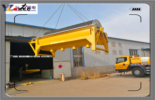 　　干式永磁高梯度磁選機(jī)，該機(jī)有內(nèi)外兩個(gè)永磁磁系，兩磁系之間的分選間隙可以調(diào)節(jié)。工作時(shí)，經(jīng)過(guò)葉輪分散的干燥物料隨葉輪風(fēng)力帶人磁選機(jī)的分選空間，非磁性物隨自身的軌跡拋落出去，磁性物吸附于鋼板網(wǎng)介質(zhì)上，隨介質(zhì)轉(zhuǎn)動(dòng)離開分選空間并在磁介質(zhì)的振動(dòng)下脫落。機(jī)械振動(dòng)能提高物料分選精度，筒式可以避免物料的機(jī)械夾雜。該機(jī)用于鉀長(zhǎng)石除鐵時(shí)。給料粒度為-0.045mm，經(jīng)分選后含F(xiàn)e2O3含量從0.27%降至0.18%，除鐵效果明顯。  　　一、干式永磁高梯度磁選機(jī)磁化系數(shù)  　　1、礦粒物理性質(zhì)(礦粒大小、比磁化系數(shù))已定的情況下，取決于礦粒所在位置的磁場(chǎng)梯度。磁場(chǎng)梯度簡(jiǎn)單說(shuō)是表征磁場(chǎng)均勻度的物理量，梯度越高磁場(chǎng)變化越劇烈，礦粒兩端所受背景場(chǎng)變化越大。  　　2、從而使得礦粒兩端的感應(yīng)場(chǎng)差值就越大，貴州高梯度磁選機(jī)，貴州高梯度磁選機(jī)，貴州高梯度磁選機(jī)，礦粒所受的磁場(chǎng)力也就也大。  　　3、這就是為什么現(xiàn)在市面上設(shè)備動(dòng)不動(dòng)就說(shuō)是高梯度磁選機(jī)的原因。以上有點(diǎn)類似于電傷人是電壓傷人還是電流傷人的問(wèn)題。所以能否構(gòu)建高梯度磁場(chǎng)才是決定強(qiáng)磁除鐵器“成敗”的關(guān)鍵所在!